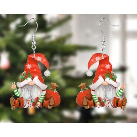 New! Adorable Christmas Gnome Dangle Earrings! - Picture 1 of 4